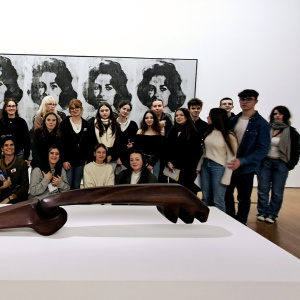 Classe entière devant sculpture