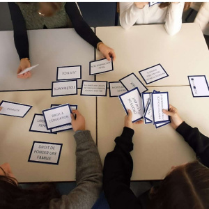 5 cartes et mains des élèves participants