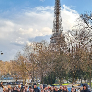 Classe devant Tour Eiffel